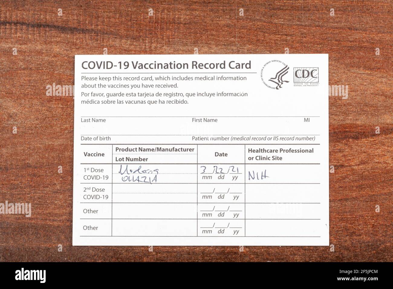 Bethesda, MD, Etats-Unis 03-22-2021: Une carte de vaccination COVID 19 sur un bureau en bois. La carte détaille la date, le type et le numéro de dose de l'administrateur Banque D'Images Bethesda, MD, Etats-Unis 03-22-2021: Une carte de vaccination COVID 19 sur un bureau en bois. La carte détaille la date, le type et le numéro de dose de l'administrateur Banque D'Images