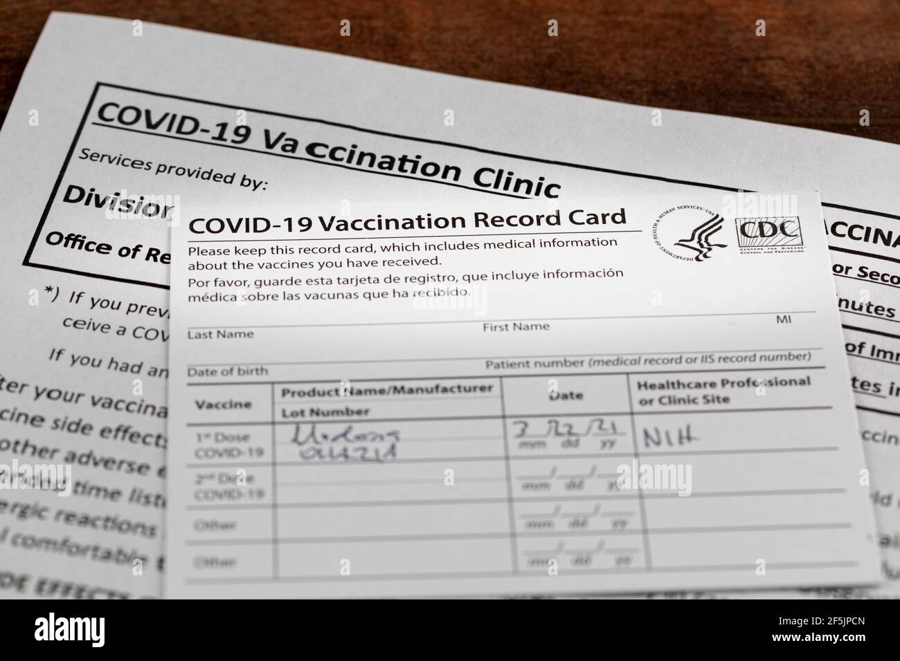 Bethesda, MD, Etats-Unis 03-22-2021: Une carte de vaccination COVID 19 sur un bureau en bois. La carte détaille la date, le type et le numéro de dose de l'administrateur Banque D'Images