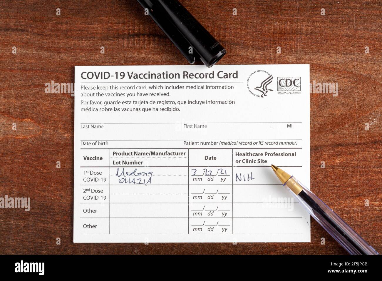 Bethesda, MD, Etats-Unis 03-22-2021: Une carte de vaccination COVID 19 sur un bureau en bois. La carte détaille la date, le type et le numéro de dose de l'administrateur Banque D'Images Bethesda, MD, Etats-Unis 03-22-2021: Une carte de vaccination COVID 19 sur un bureau en bois. La carte détaille la date, le type et le numéro de dose de l'administrateur Banque D'Images