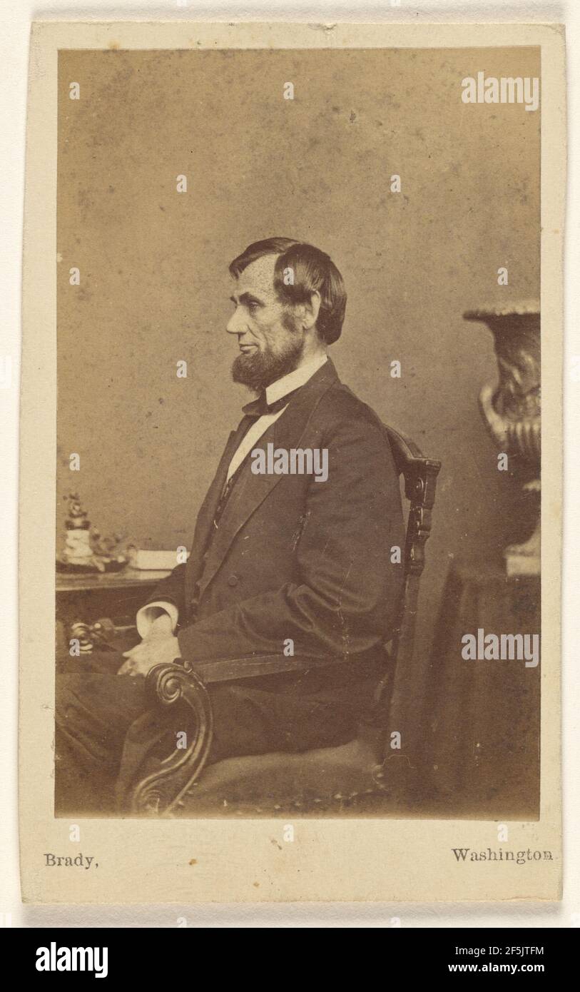 Abraham Lincoln assis, en profil. Studio de Mathew B. Brady (américain, environ 1823 - 1896) Banque D'Images