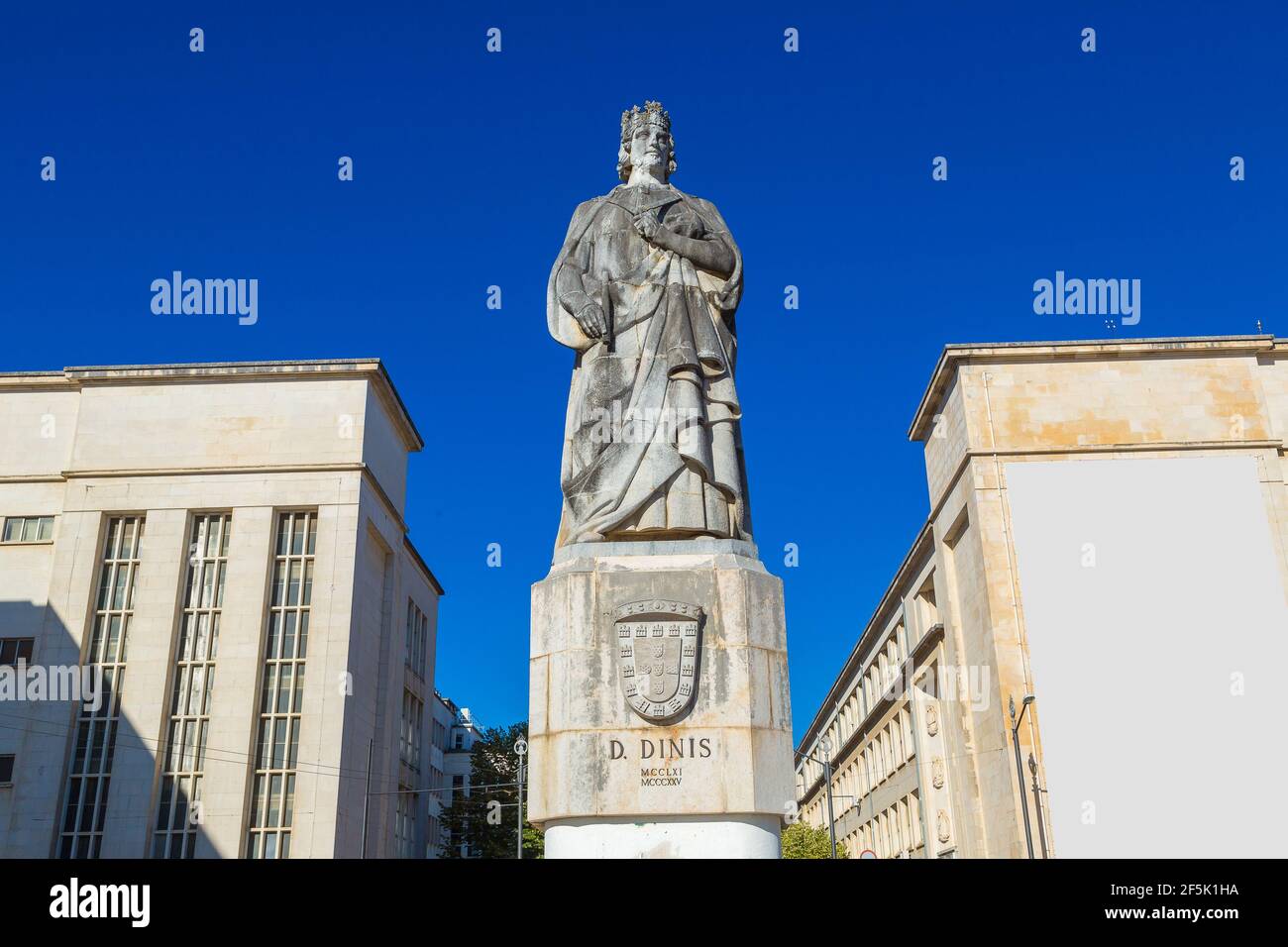 Statue du Roi Denis à l'Université Coimbra, Coimbra, Portugal, dans une belle journée d'été Banque D'Images