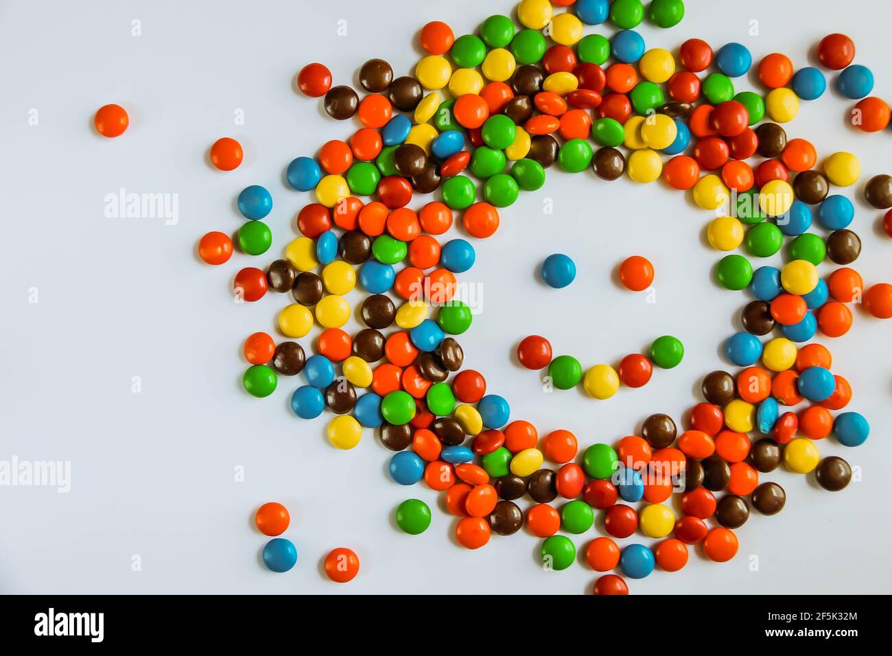 Happy face en bonbon coloré sur fond blanc Banque D'Images
