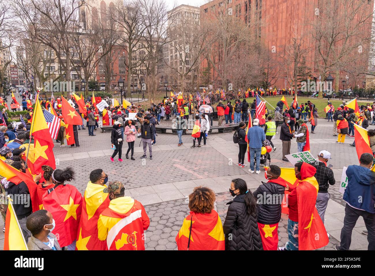 New York, NY - 26 mars 2021 : les membres de la diaspora américaine du Tigré se rassemblent sur la place Washington et marchaient le long de Broadway pour réclamer la paix et la fin du génocide Banque D'Images