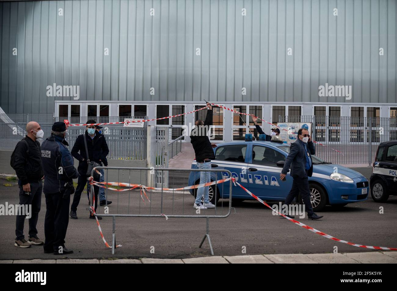 Policiers vus en face du nouveau centre dans le quartier du Lido, Catanzaro. Le Lieutenant général Francesco Paolo Figliuolo, récemment nommé commissaire extraordinaire pour l'urgence COVID-19, et Fabrizio Curcio, Chef du Département de la protection civile, ont visité de nouveaux centres de vaccination en Calabre. À Catanzaro, dans le quartier de bord de mer "Lido", ils ont visité le nouveau centre des expositions choisi comme centre potentiel. Sergio Abramo, maire de Catanzaro, et Antonino Spirlì, et gouverneur régional temporaire, les ont guidés pendant la visite. L'augmentation des centres de vaccination est considérée comme une priorité, en particulier c Banque D'Images