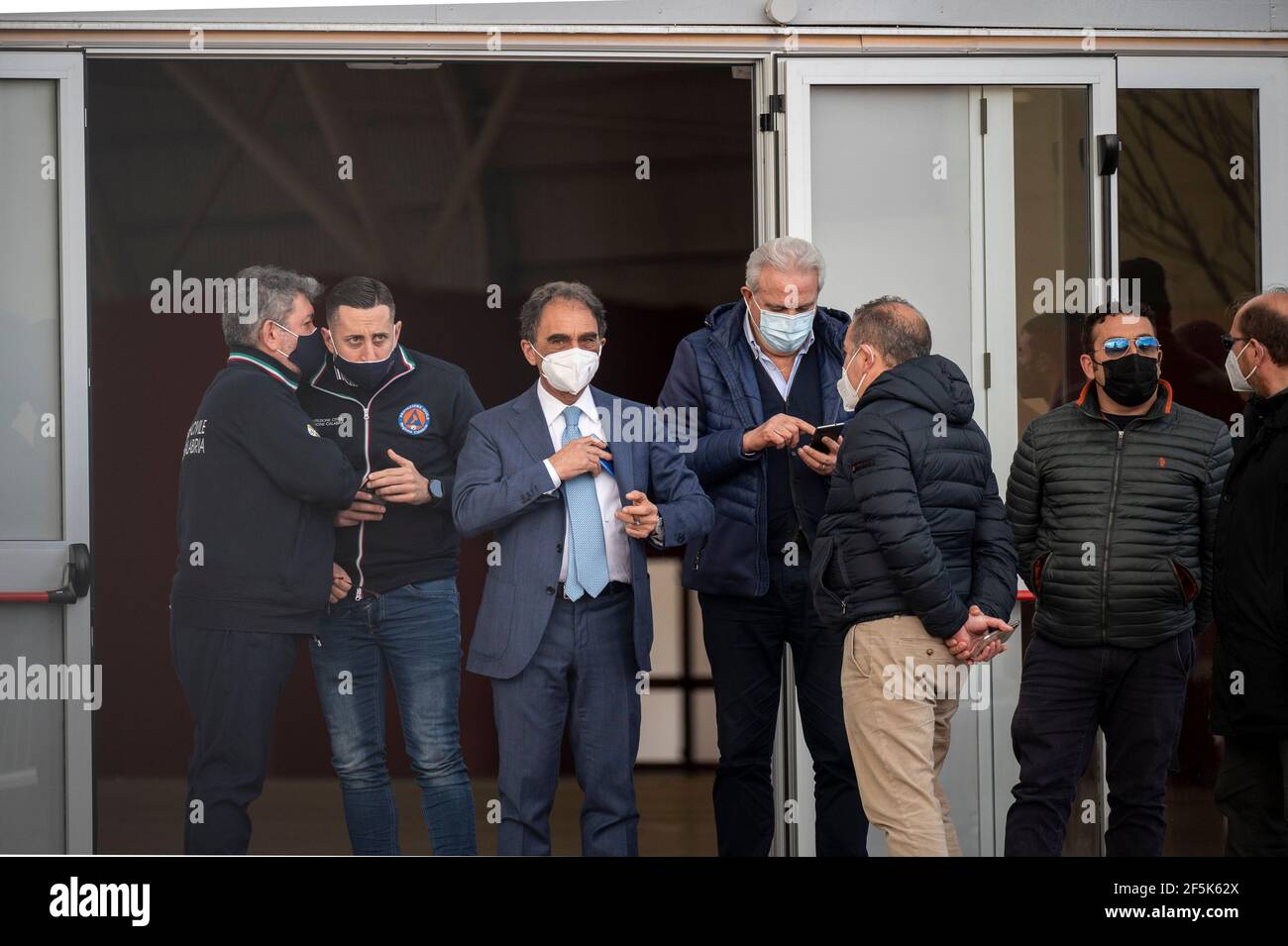 Le maire Sergio Abramo (c) vu parmi les gens au centre. Le Lieutenant général Francesco Paolo Figliuolo, récemment nommé commissaire extraordinaire pour l'urgence COVID-19, et Fabrizio Curcio, Chef du Département de la protection civile, ont visité de nouveaux centres de vaccination en Calabre. À Catanzaro, dans le quartier de bord de mer "Lido", ils ont visité le nouveau centre des expositions choisi comme centre potentiel. Sergio Abramo, maire de Catanzaro, et Antonino Spirlì, et gouverneur régional temporaire, les ont guidés pendant la visite. L'augmentation des centres de vaccination est considérée comme une priorité, en particulier compte tenu de la Banque D'Images