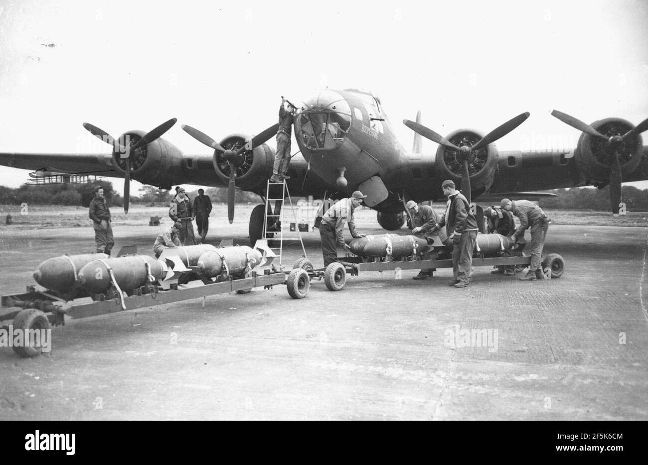 RAF Bovingdon - chargement de la bombe B-17. Banque D'Images