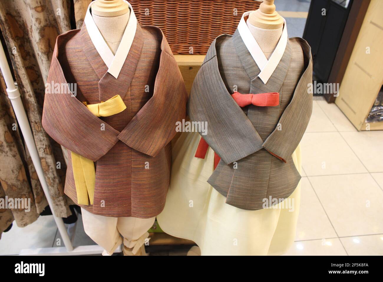 Tenues traditionnelles de hanbok coréen pour garçon et fille Banque D'Images