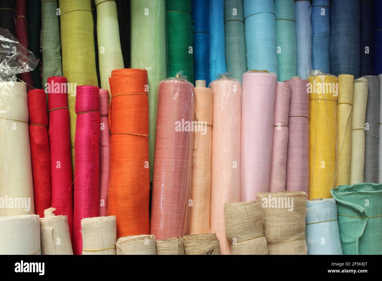 De beaux rouleaux de tissu de soie utilisés dans la fabrication de coréen traditionnel robes hanbok Banque D'Images