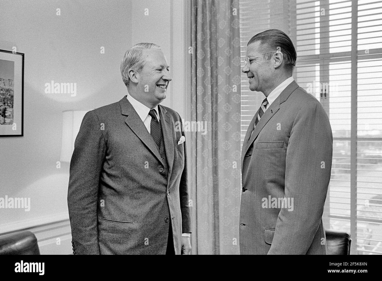 Le secrétaire à la Défense Robert S. McNamara, à droite, rencontre au Pentagone Edward Heath, chef du parti d'opposition à la Chambre des communes, en Grande-Bretagne, le 1966 mai Banque D'Images