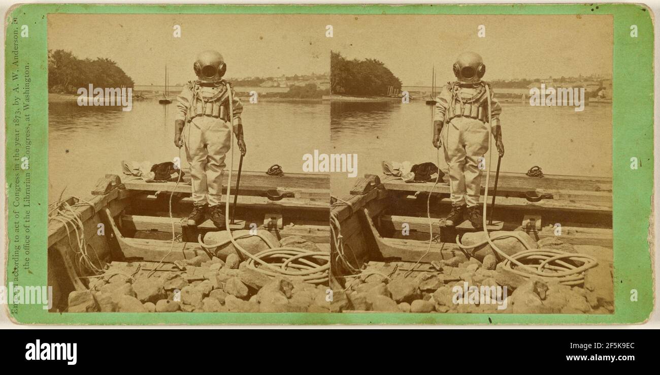 Plongeur de peau en plein équipement debout dans barque rempli de rochers. A.W. Anderson (américain, actif dans les années 1870 - 1900) Banque D'Images