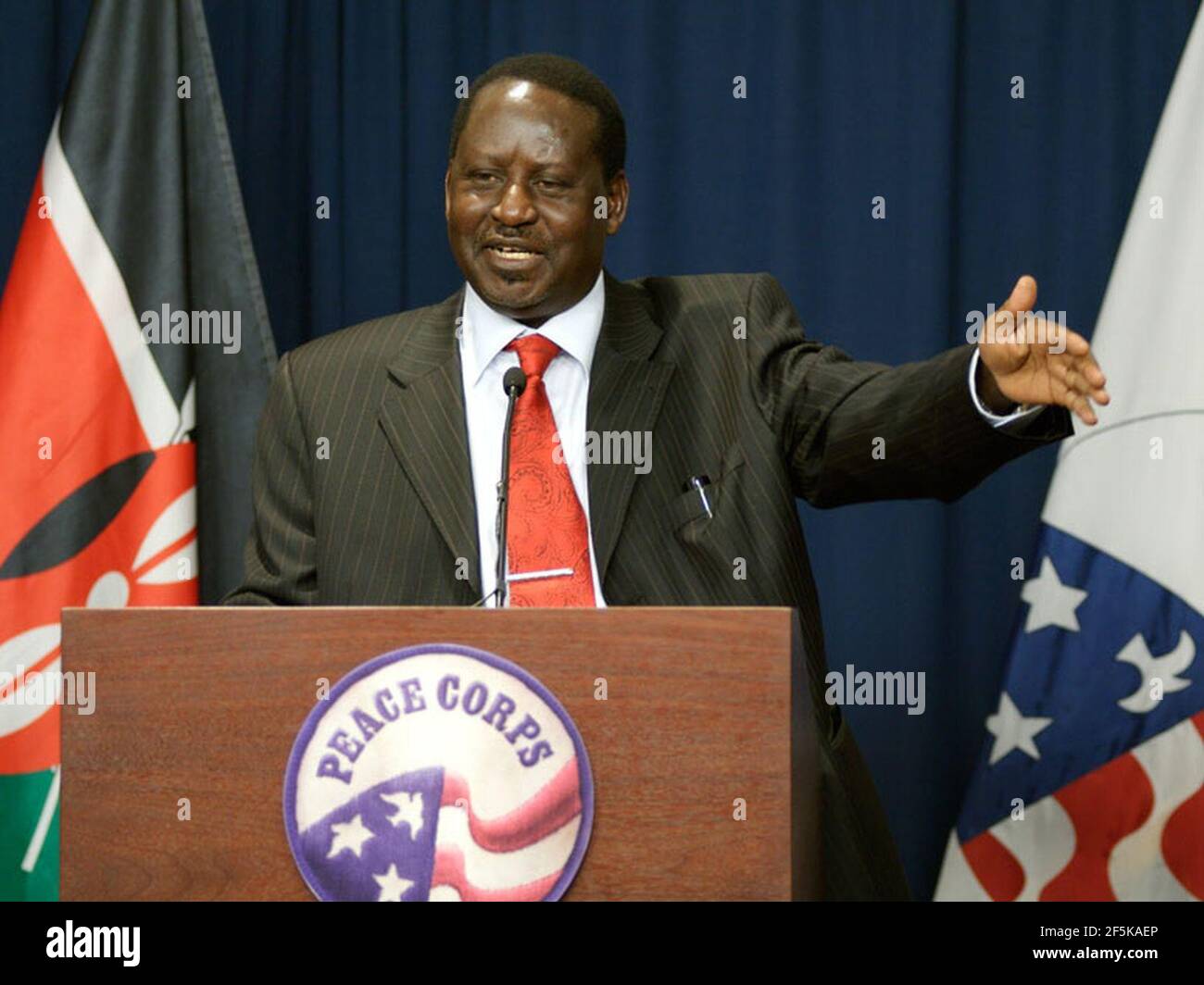 Raila Odinga parlant lors de la visite au corps de la paix. Banque D'Images