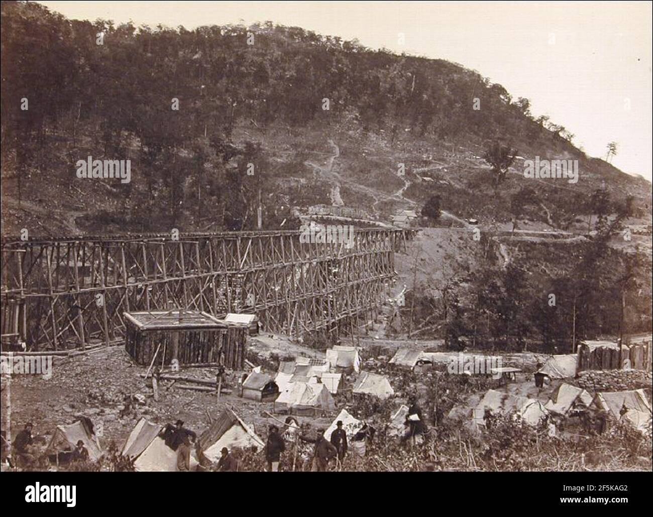 Chemin de fer Bridge, Pass in the RaccoonRange, Whiteside - par George N. Barnard - SFMO.2001.68. Banque D'Images