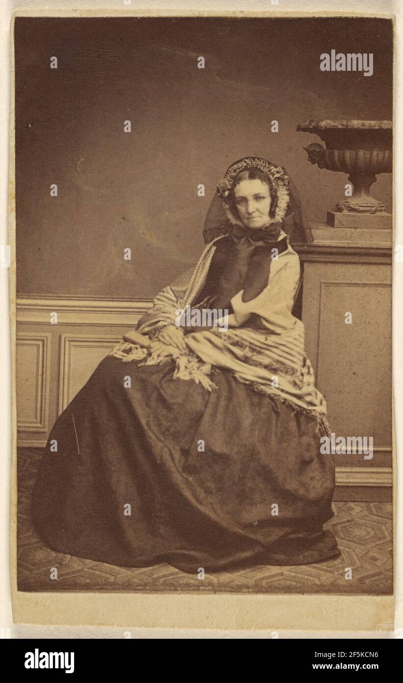 Femme non identifiée portant un bonnet et un châle, assis, Vuagnat (Suisse,  Genève, Suisse Actif 1850 - 1860), 1865-1875, à l'albumine argentique Photo  Stock - Alamy