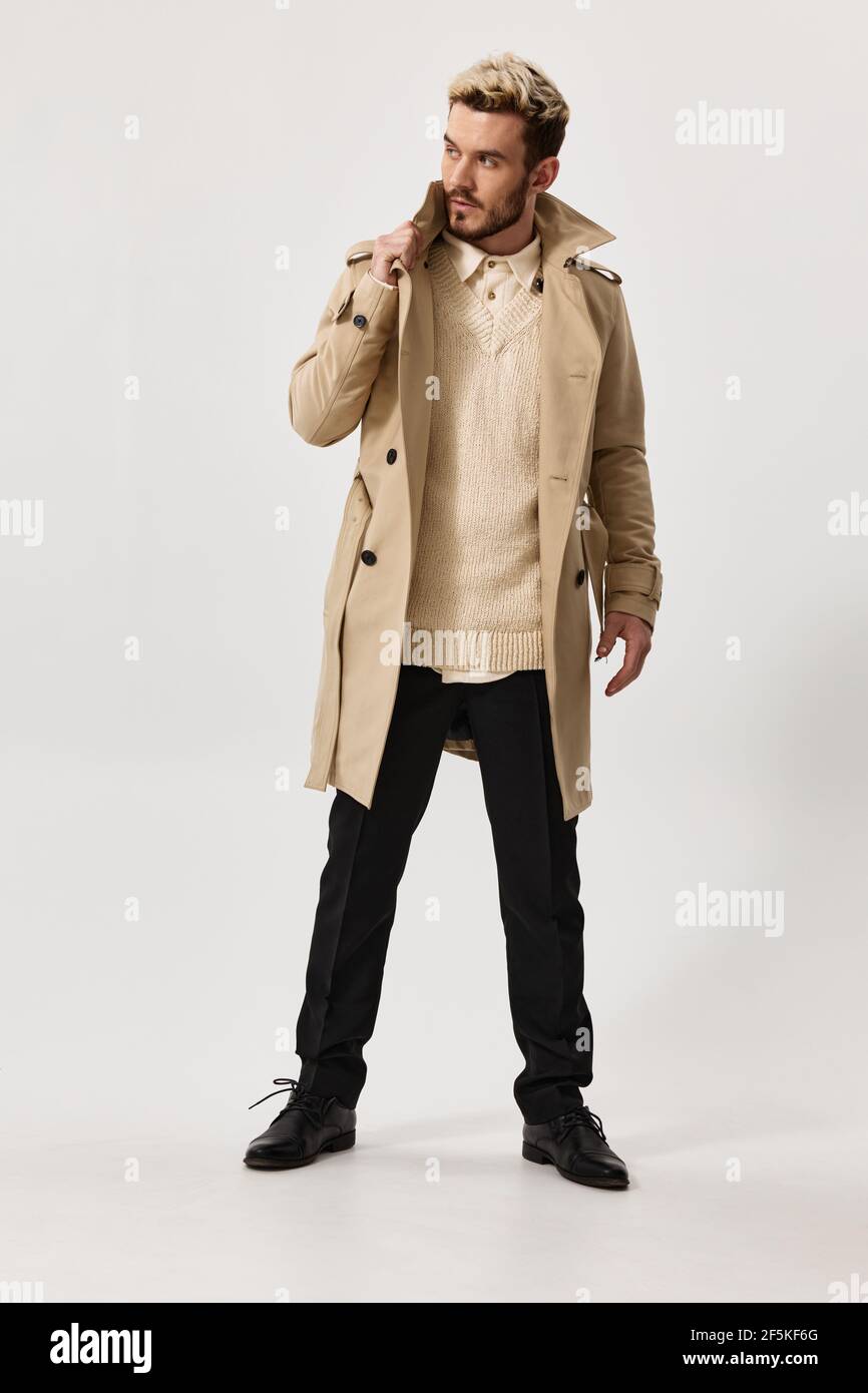 homme moderne en costume beige manteau et pantalon de pull Photo Stock Alamy