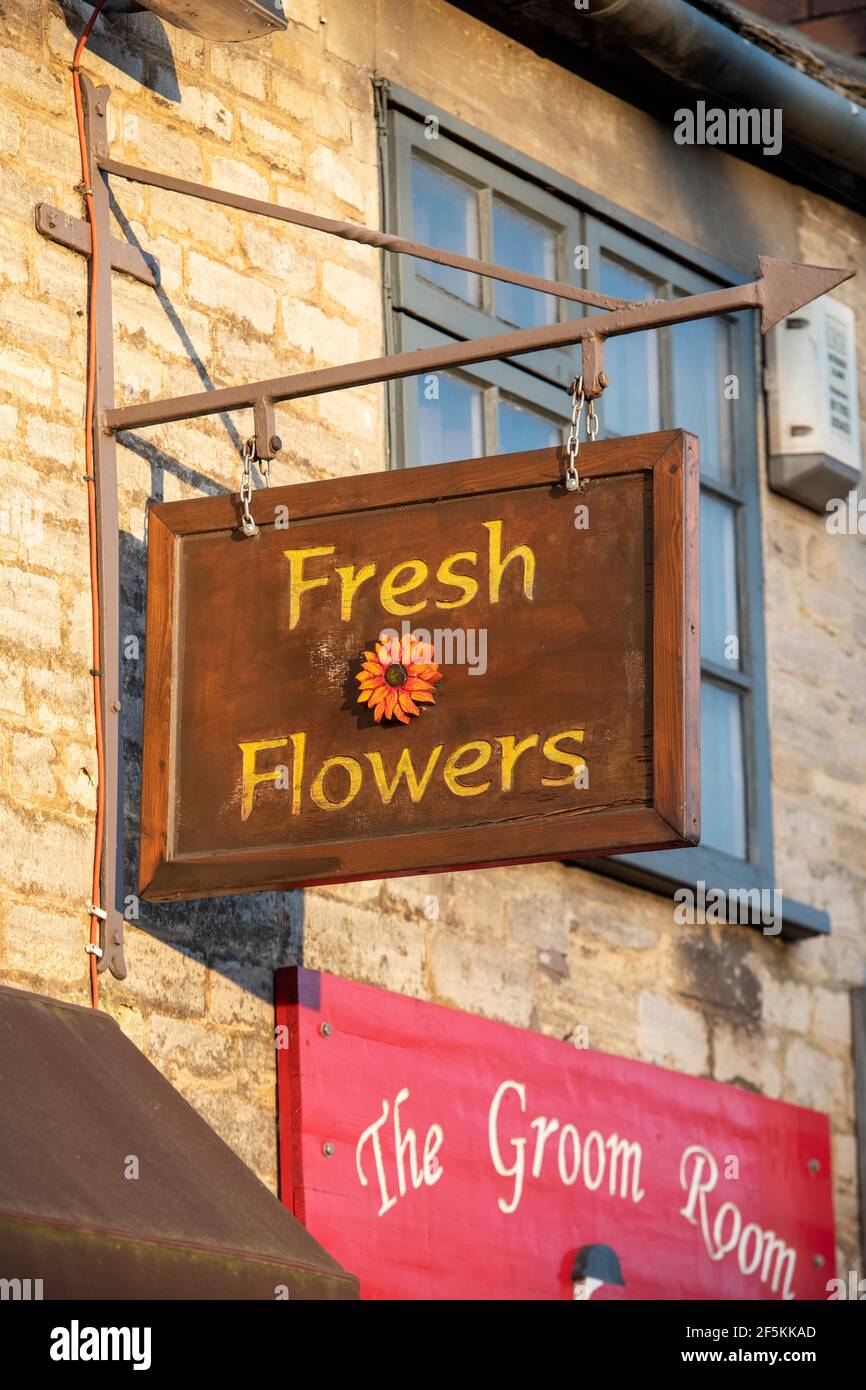 Enseigne fleuriste à fleurs fraîches. Lechlade on Thames, Cotswolds, Gloucestershire, Angleterre Banque D'Images
