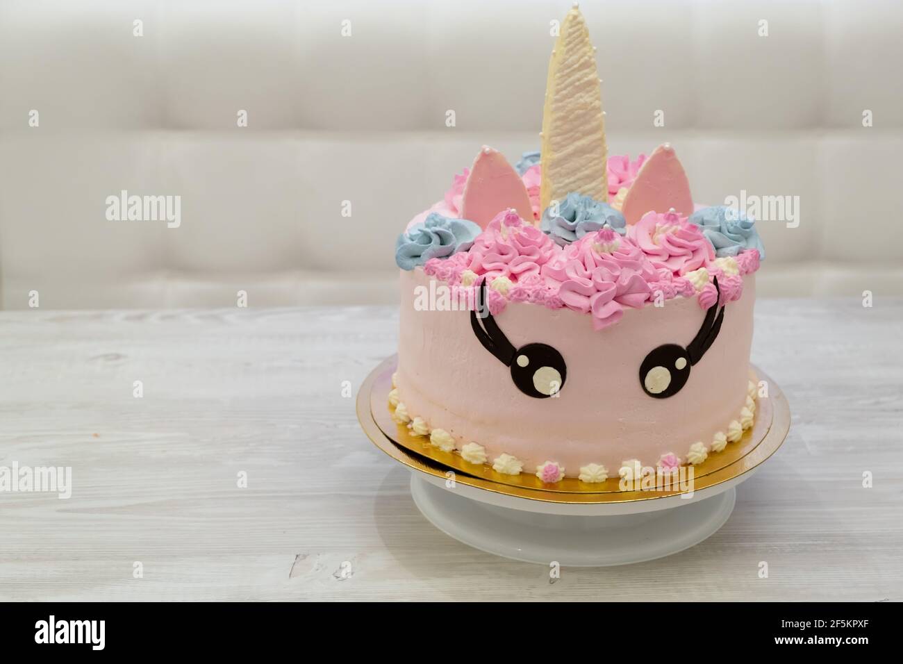 Gateau D Anniversaire Sous Forme De Licorne Multicolore Gateau Mignon Et Mignon Photo Stock Alamy