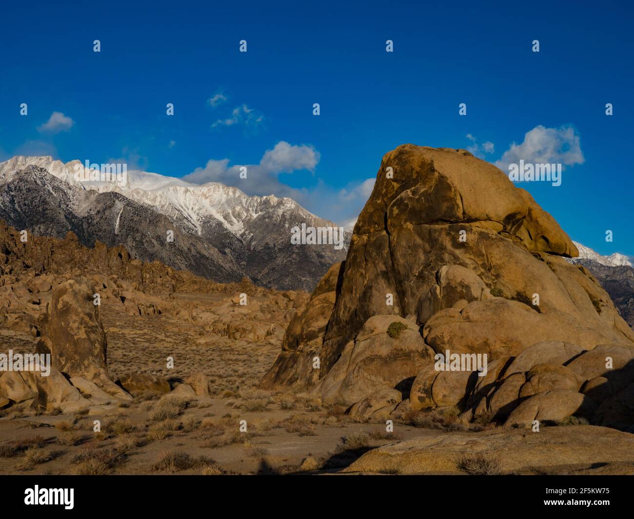 Paysage spectaculaire des collines de l'Alabama en direction du mont Whitney dans la Sierra est près de Lone Pine, Californie, États-Unis Banque D'Images