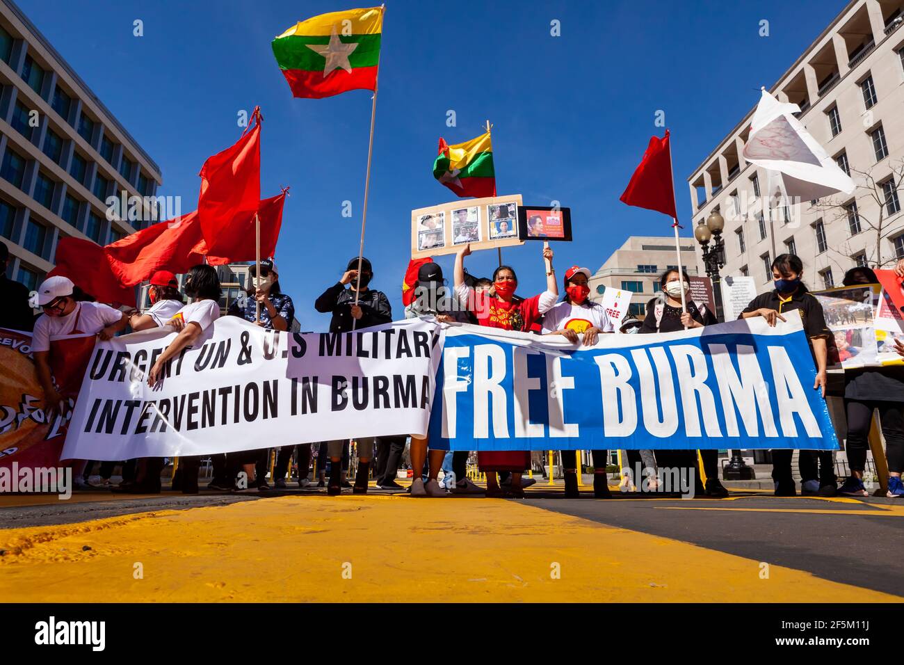 Washington, DC, Etats-Unis, 26 mars 2021. Photo : les gens de Black Lives Matter Plaza se sont rassemblés pour protester contre le coup d'État militaire au Myanmar et exiger des États-Unis qu'ils agissent pour restaurer le gouvernement démocratiquement élu. Crédit : Allison C Bailey/Alay Live News Banque D'Images