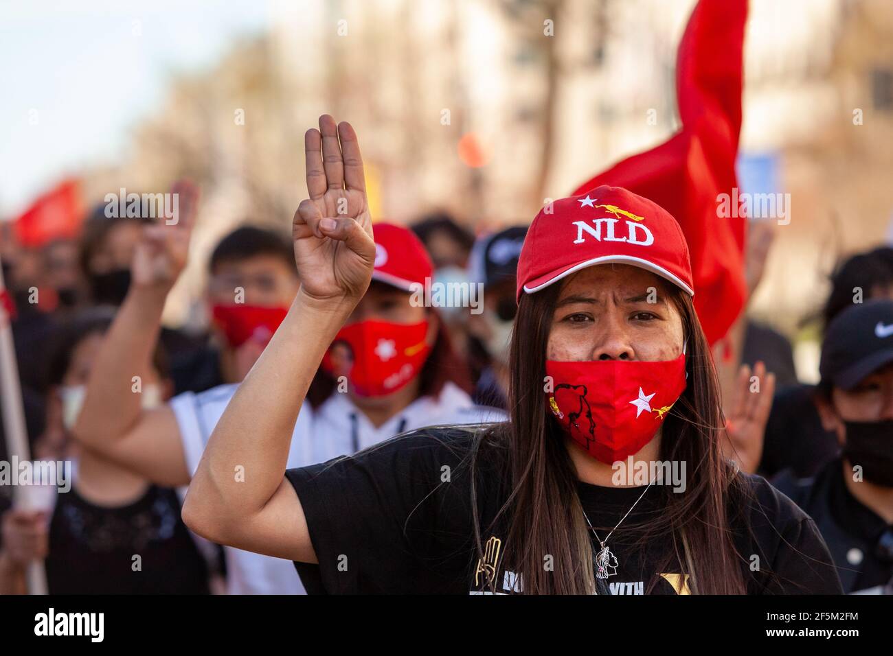 Washington, DC, Etats-Unis, 26 mars 2021. Sur la photo : les manifestants s'agenouillent et se lèvent trois doigts en solidarité et en soutien au retour de la démocratie au Myanmar après le récent coup d'État militaire. Crédit : Allison C Bailey/Alay Live News Banque D'Images