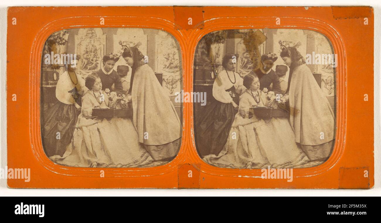 Une femme assise examinant le contenu d'une boîte, une autre femme regardant dessus. Inconnu Banque D'Images