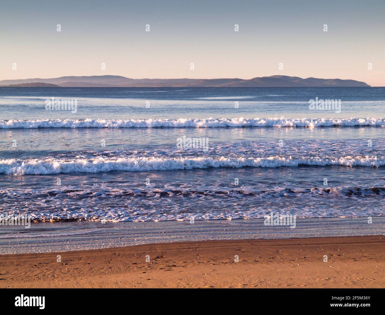 Petites vagues de Frederick Henry Bay et de la Tasman Peninsula depuis Seven Mile Beach, Hobart, Tasmanie, Australie Banque D'Images