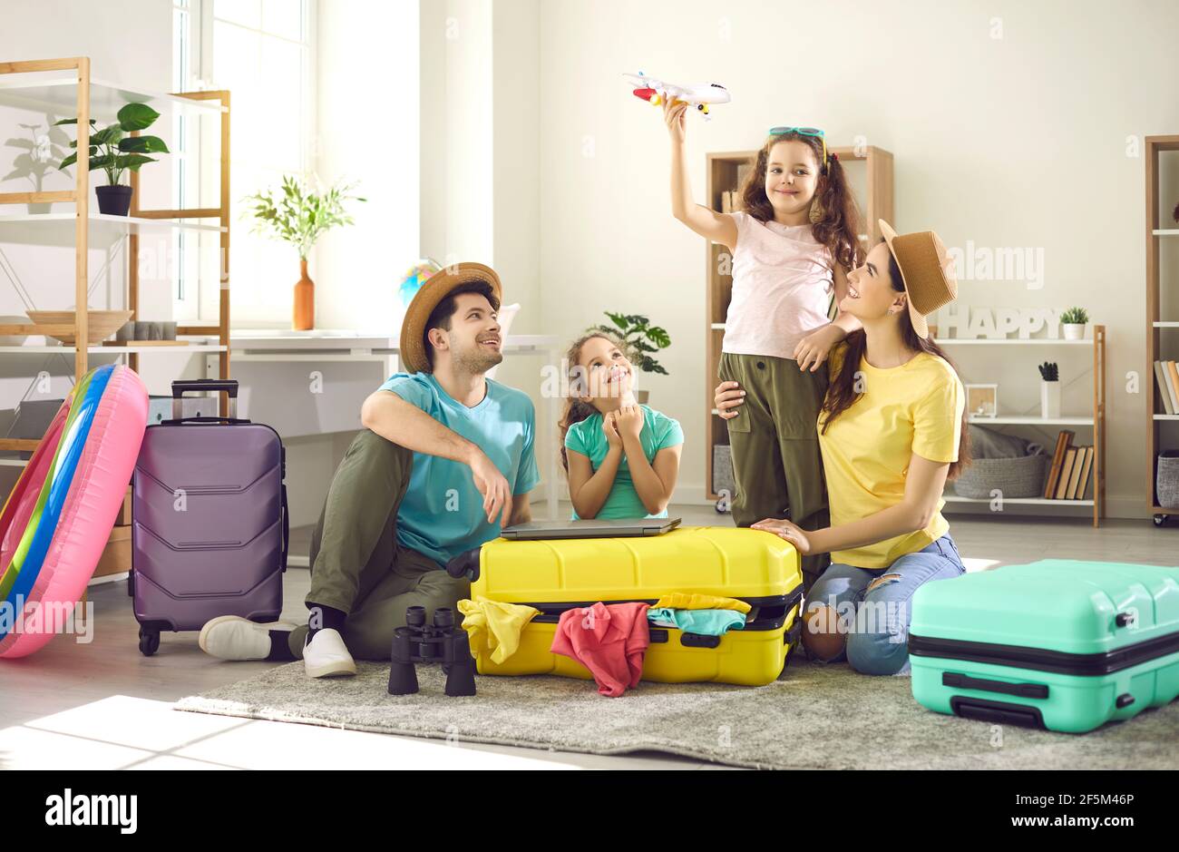 Famille heureuse avec des enfants se préparant pour un voyage en pleine aventure trajet Banque D'Images