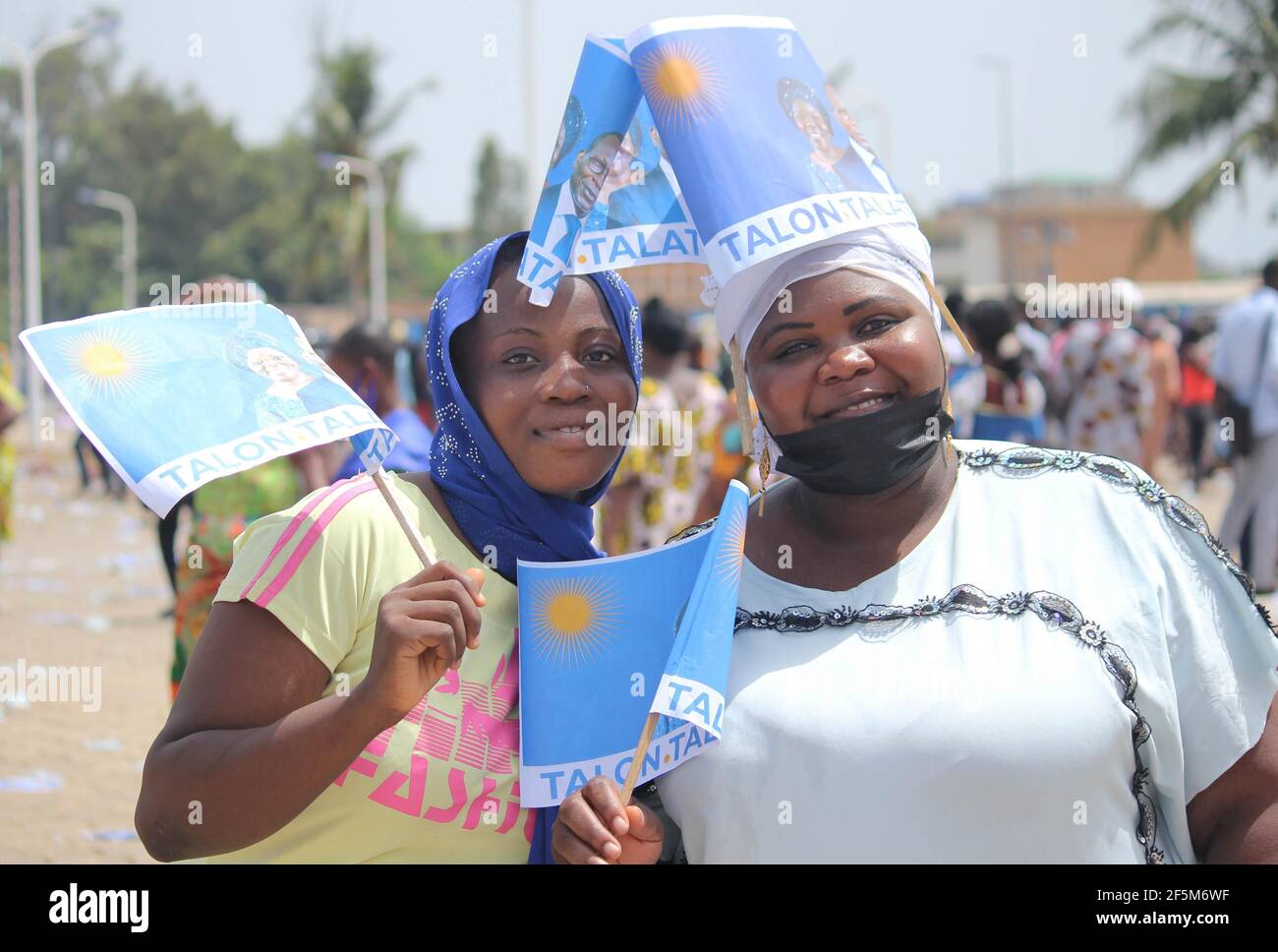 Cotonou, Bénin. 26 mars 2021. Les femmes participent à un rassemblement pour la campagne présidentielle au Palais des congrès de Cotonou, Bénin, le 26 mars 2021. La Commission nationale autonome électorale du Bénin a lancé jeudi la campagne pour l'élection présidentielle du pays prévue pour avril 11. Crédit: Seraphin Zounyekpe/Xinhua/Alamy Live News Banque D'Images