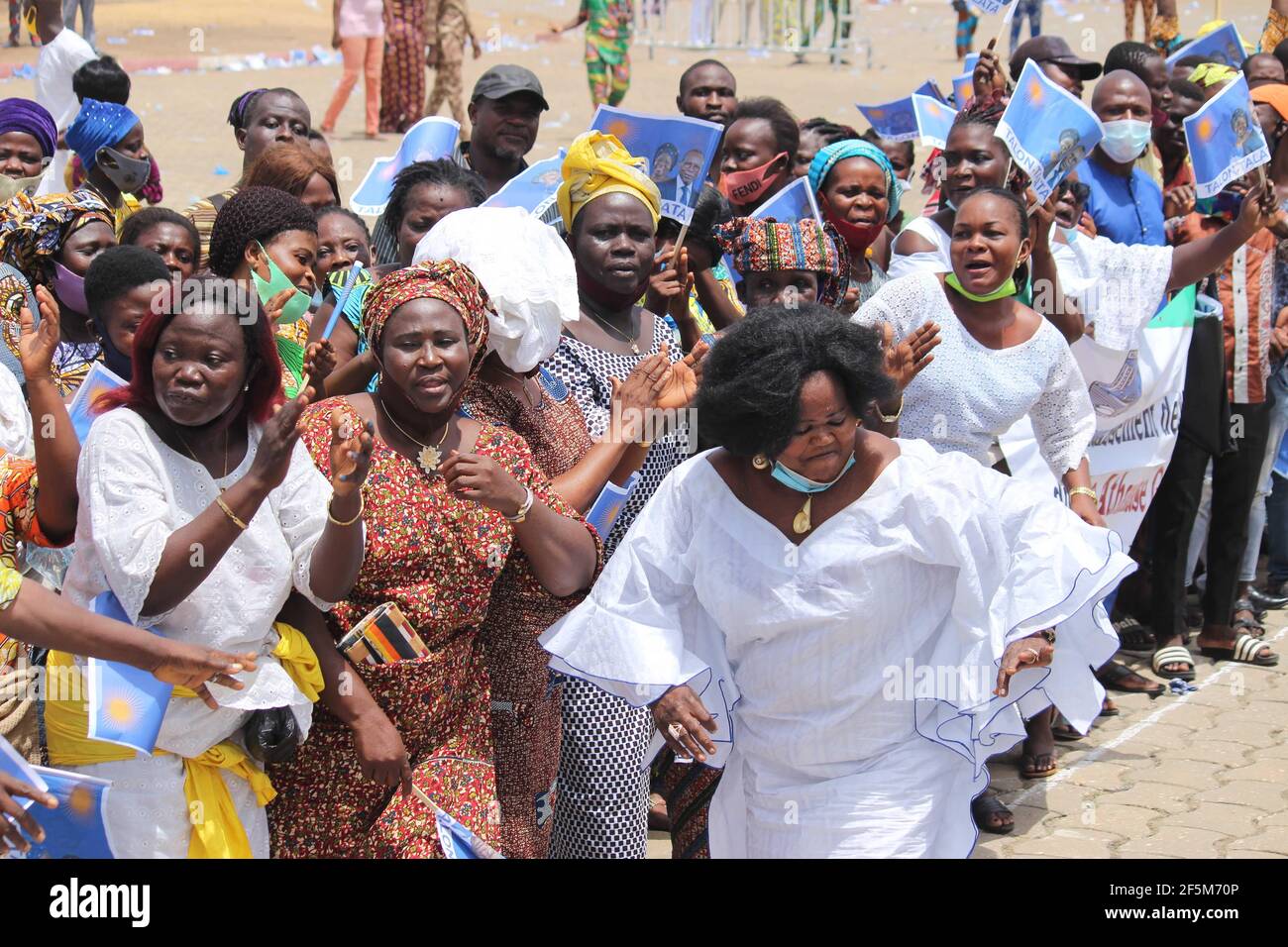 Cotonou, Bénin. 26 mars 2021. Les gens participent à une réunion pour la campagne présidentielle au Palais des Congrès de Cotonou, Bénin, le 26 mars 2021. La Commission nationale autonome électorale du Bénin a lancé jeudi la campagne pour l'élection présidentielle du pays prévue pour avril 11. Crédit: Seraphin Zounyekpe/Xinhua/Alamy Live News Banque D'Images