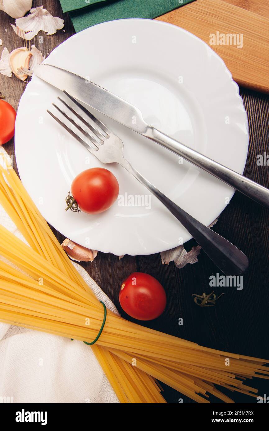 cuisine italienne pâtes cuisine ustensiles de cuisine sur une table en bois  Photo Stock - Alamy