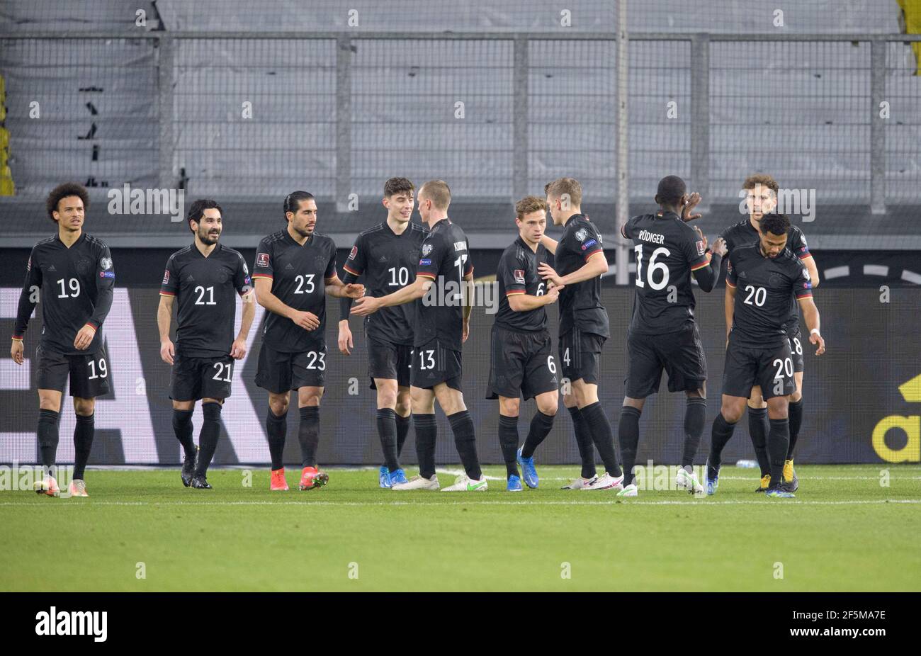 Tous les joueurs sur le terrain applaudissent ensemble après le but à 2: 0,  de gauche à droite Leroy SANE (GER), Ilkay GUENDOGAN (GER), Emre CAN (GER),  goalschuetze Kai HAVERTZ (GER), Lukas