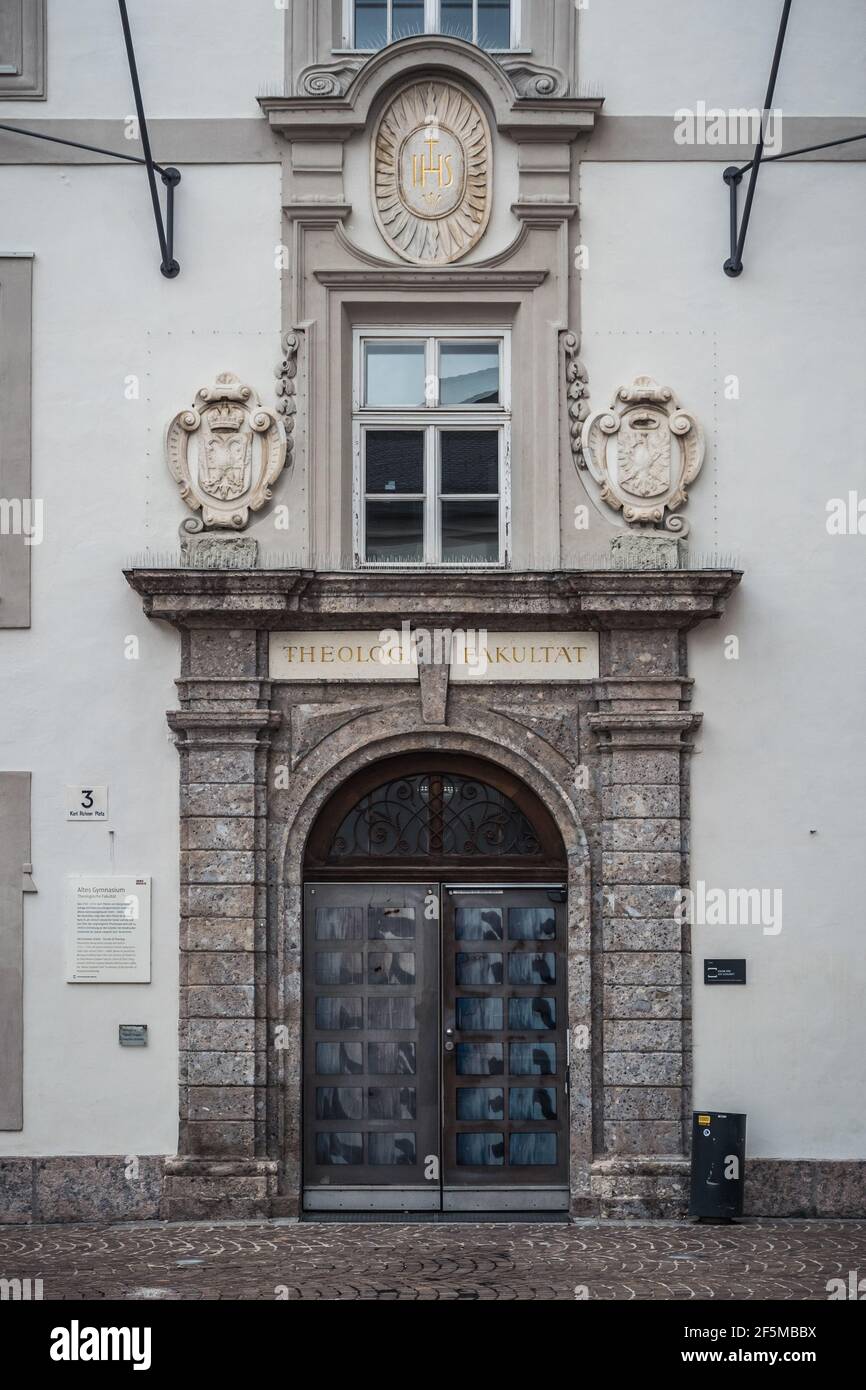 Innsbruck, Autriche - février 8 2021 : Faculté de théologie de l'ancienne école de grammaire ou du gymnase Altes à Innsbruck, Tyrol. Banque D'Images