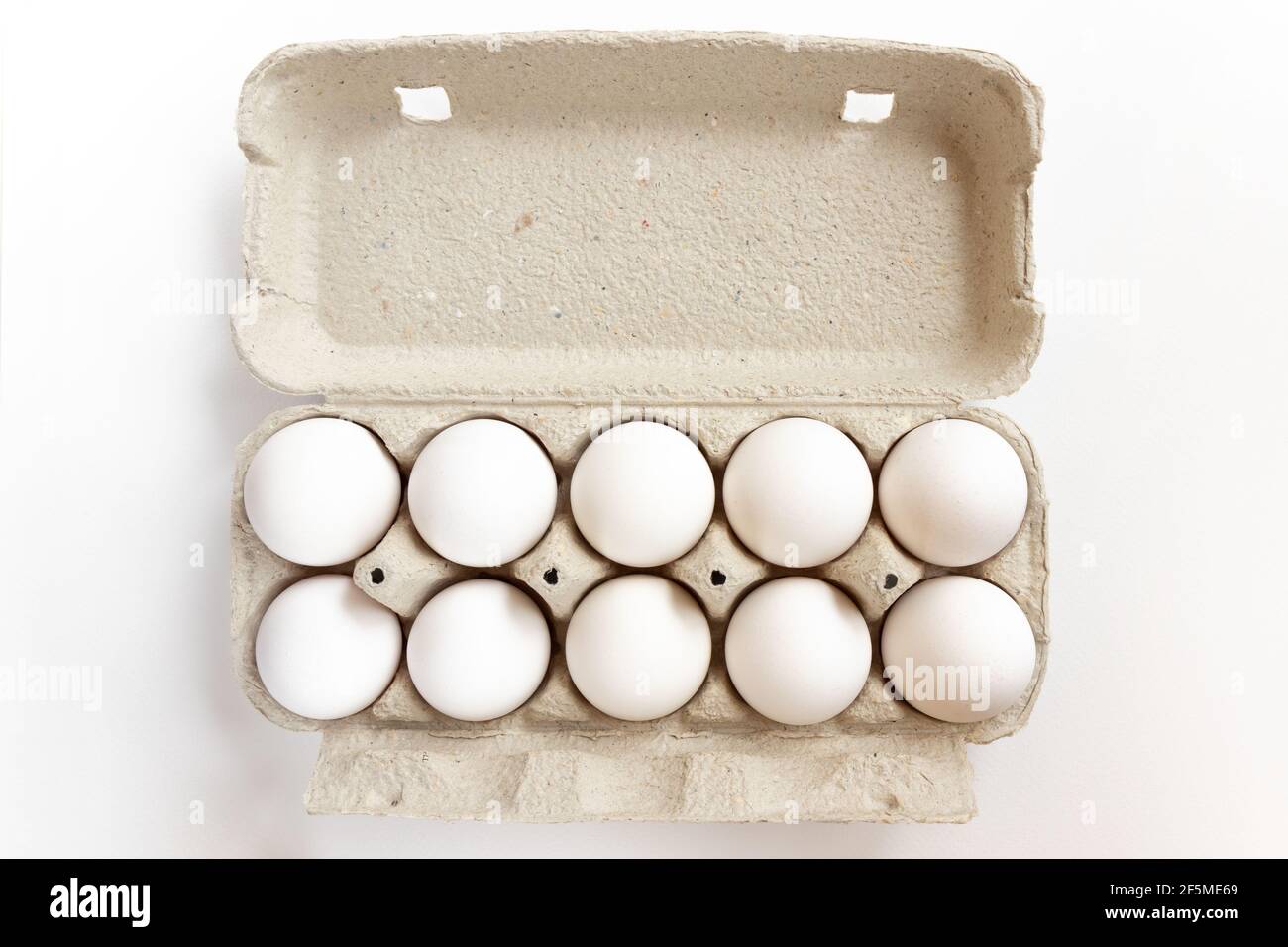 Œufs de poulet blancs en boîte. Boîte à œufs en carton avec œufs de