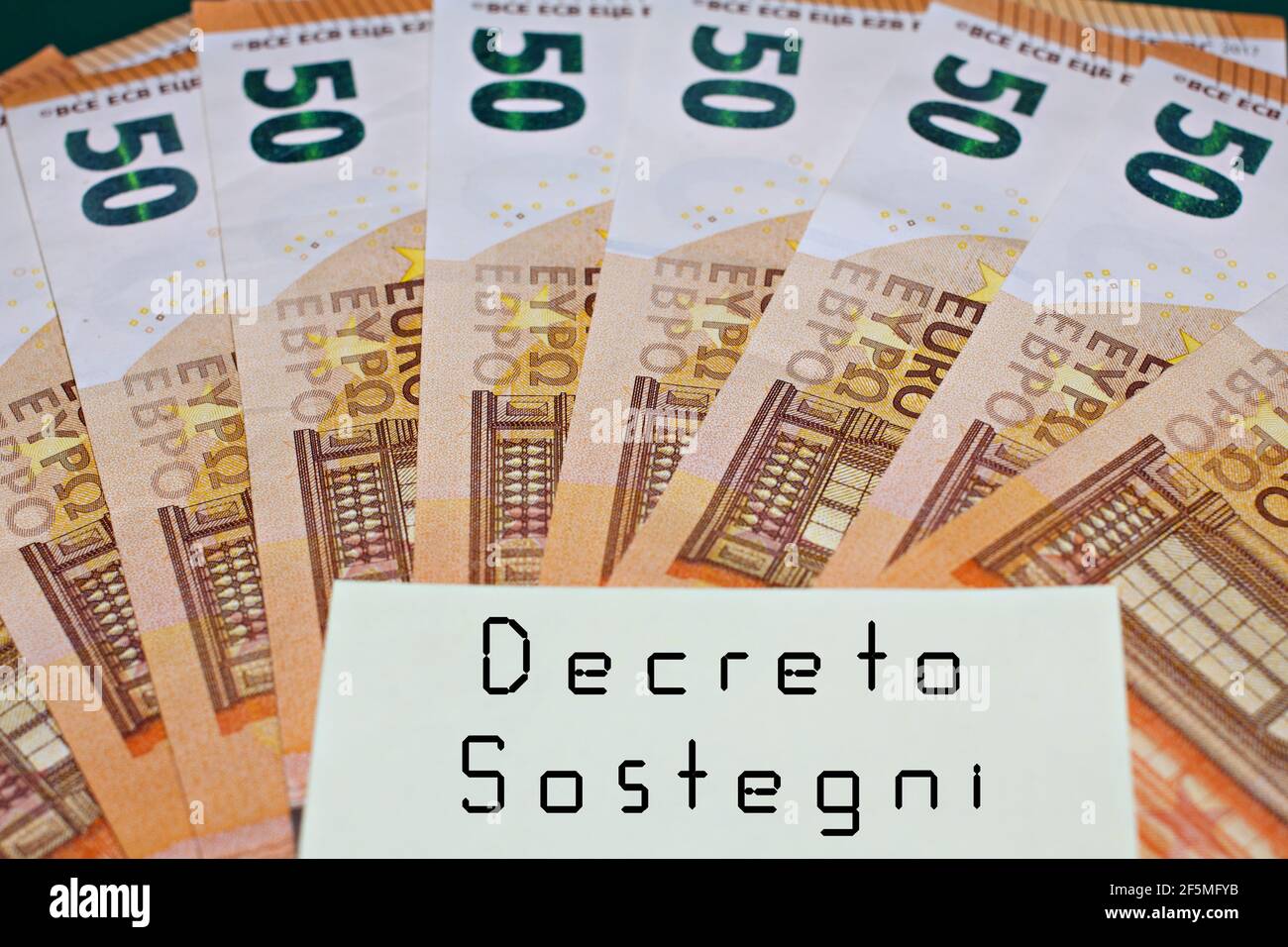 Billets en euros avec le signe 'Detreto Sostegni' traduit dans l'aide financière. Incitation du gouvernement italien. Banque D'Images