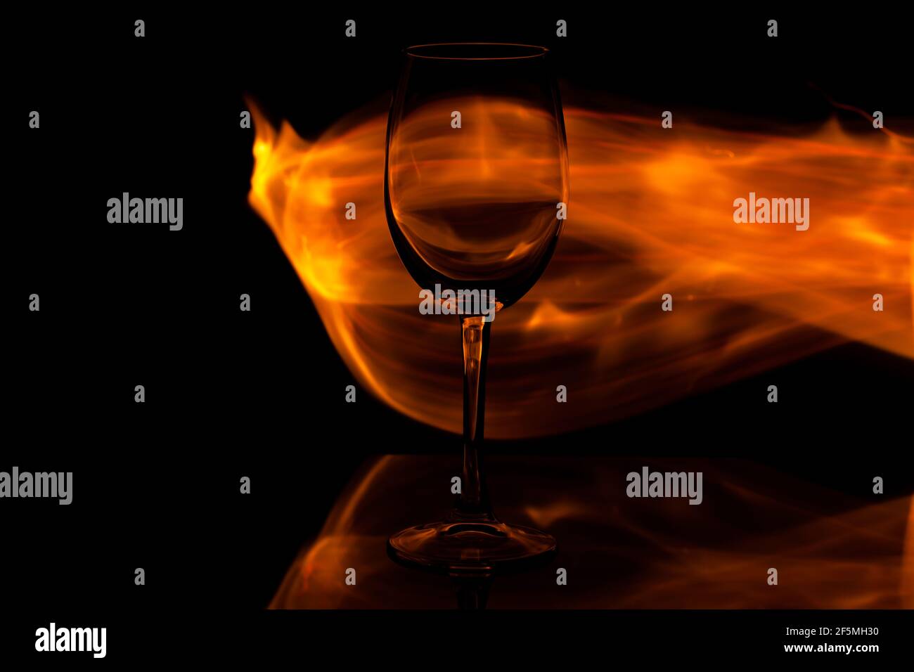 verre de vin sur feu, espace de copie, utiliser comme arrière-plan Banque D'Images