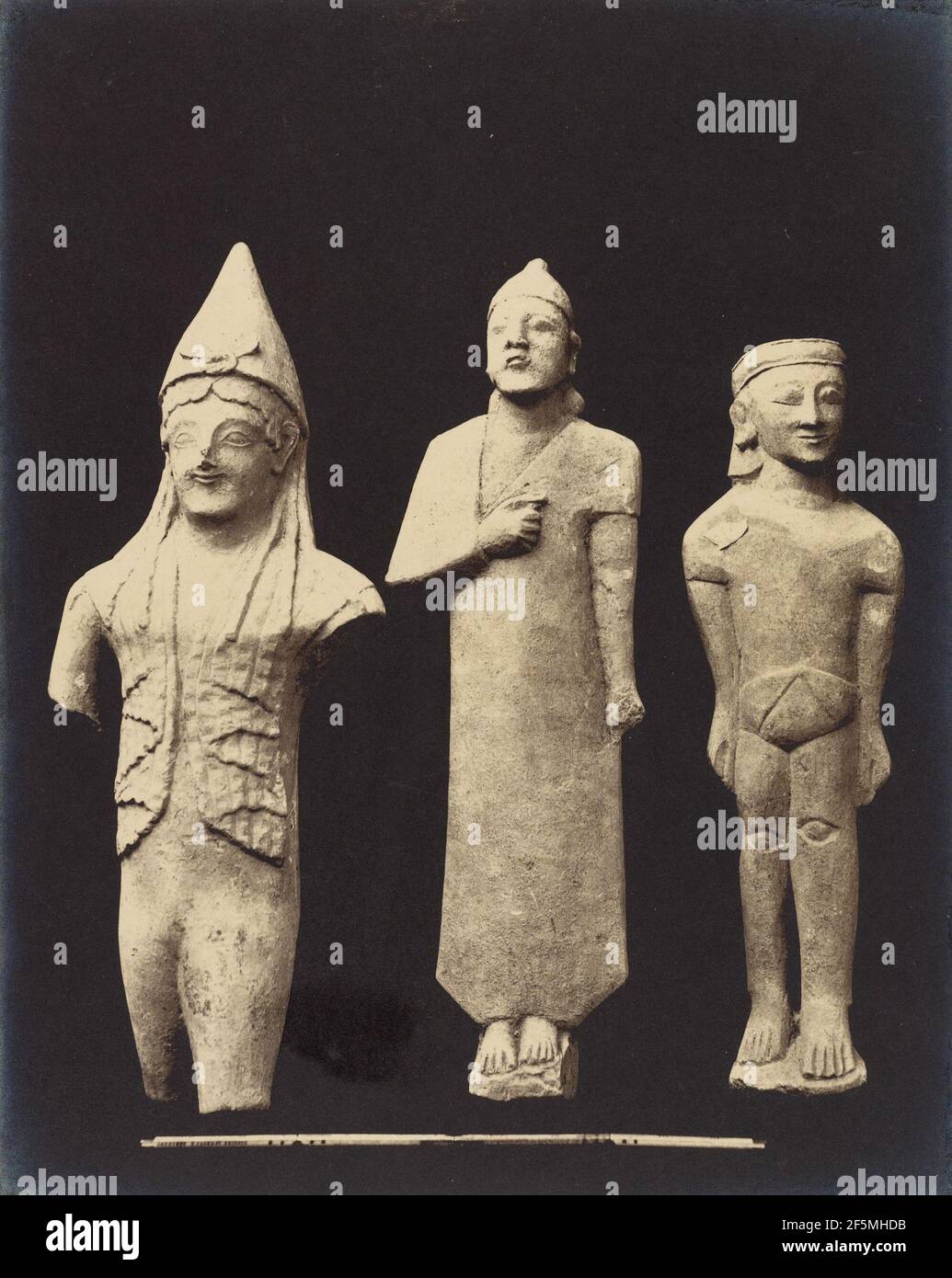 Diverses figures archaïques ou pseudo-archaïques; la figure de gauche remarquable pour un personnage Phrygien de costume. Stephen Thompson (Grande-Bretagne, vers 1830 - 1893) Banque D'Images