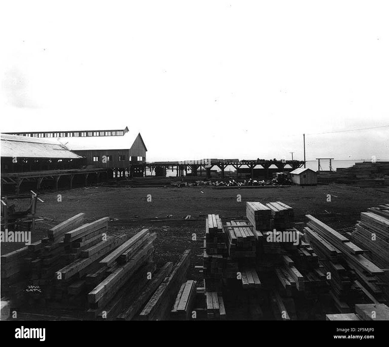 Puget Sound Mills et Timber Co, usine de bois d'œuvre de Port Angeles, montrant du bois empilé Banque D'Images