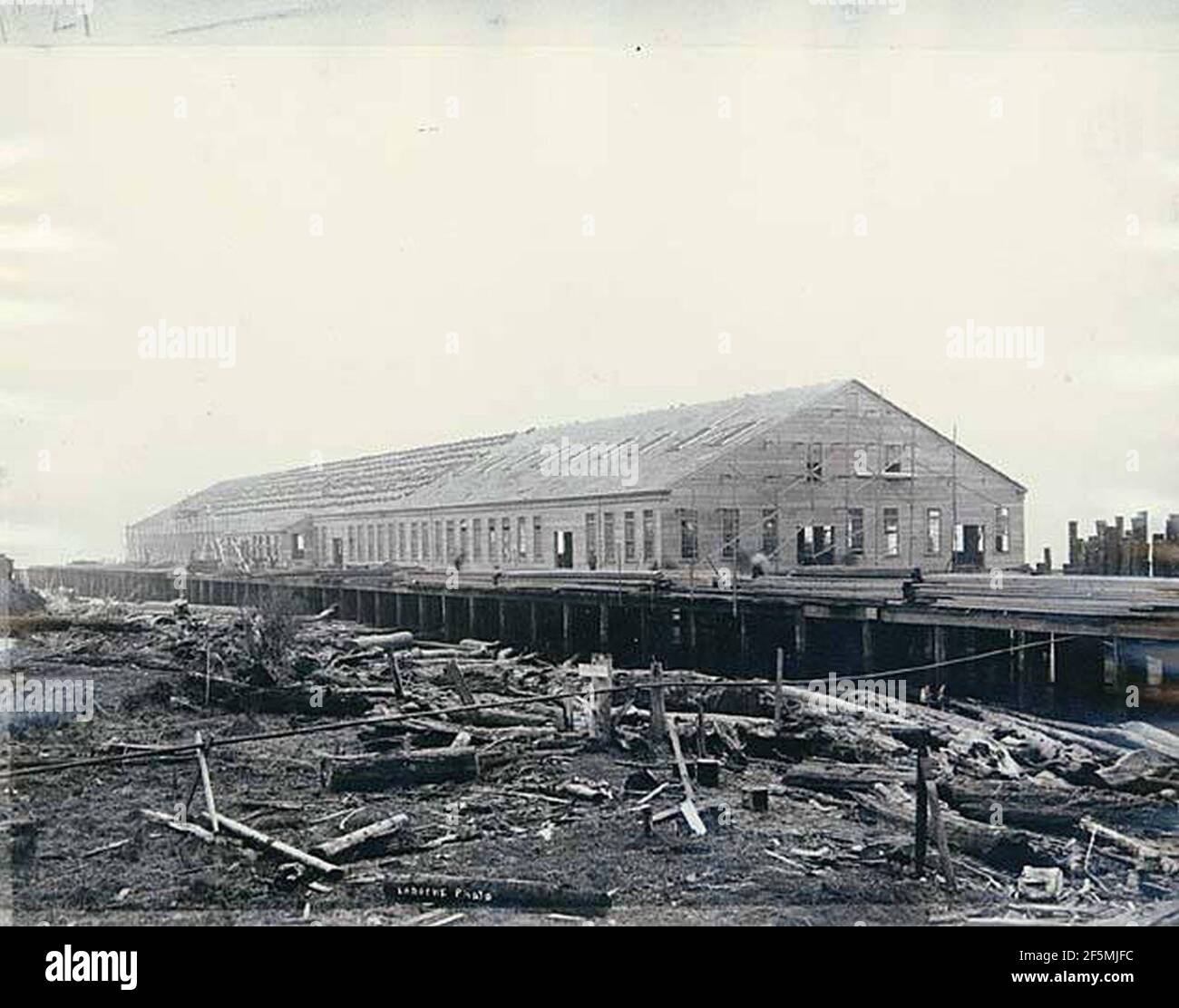 Construction de l'usine de clous Puget Sound Wire and Nail Company, Everett, Washington, janvier 1892 Banque D'Images