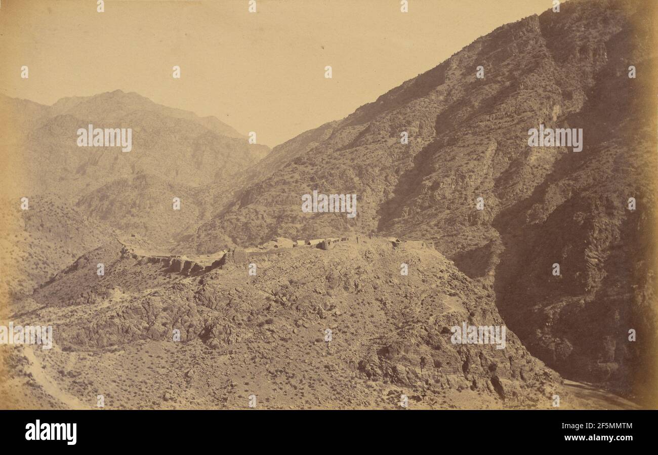 Ali Musjid et ses environs, à partir de la gauche des 3 pics formant la défense droite de l'ennemi. John Burke (irlandais, environ 1843 - 1900) Banque D'Images