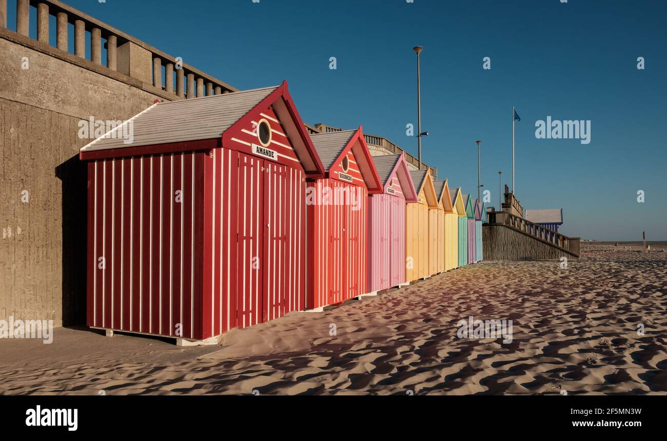 Cabines de plage aux couleurs vives sur la côte française. Vue en perspective. Banque D'Images