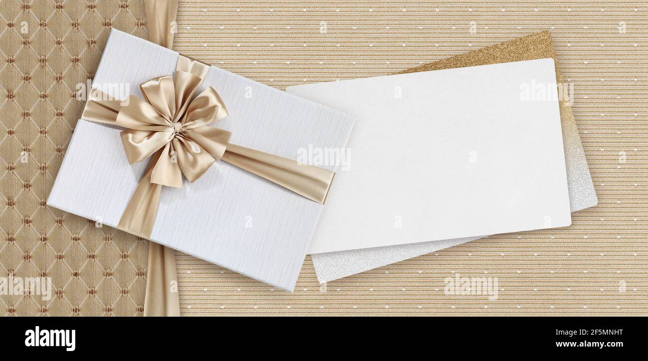 Carte-cadeau, boîte-cadeau avec noeud en ruban beige isolé sur un  arrière-plan élégant en tissus de proue, vue du dessus et modèle d'espace  de copie, mise en page utile pour le meilleur souhait