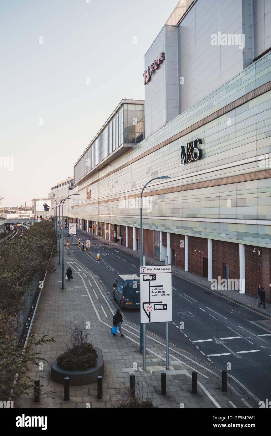 Shepherd's Bush, Londres | Royaume-Uni - 2021.03.22 : ouverture du centre commercial Westfield pendant le confinement en cas de pandémie du coronavirus Banque D'Images