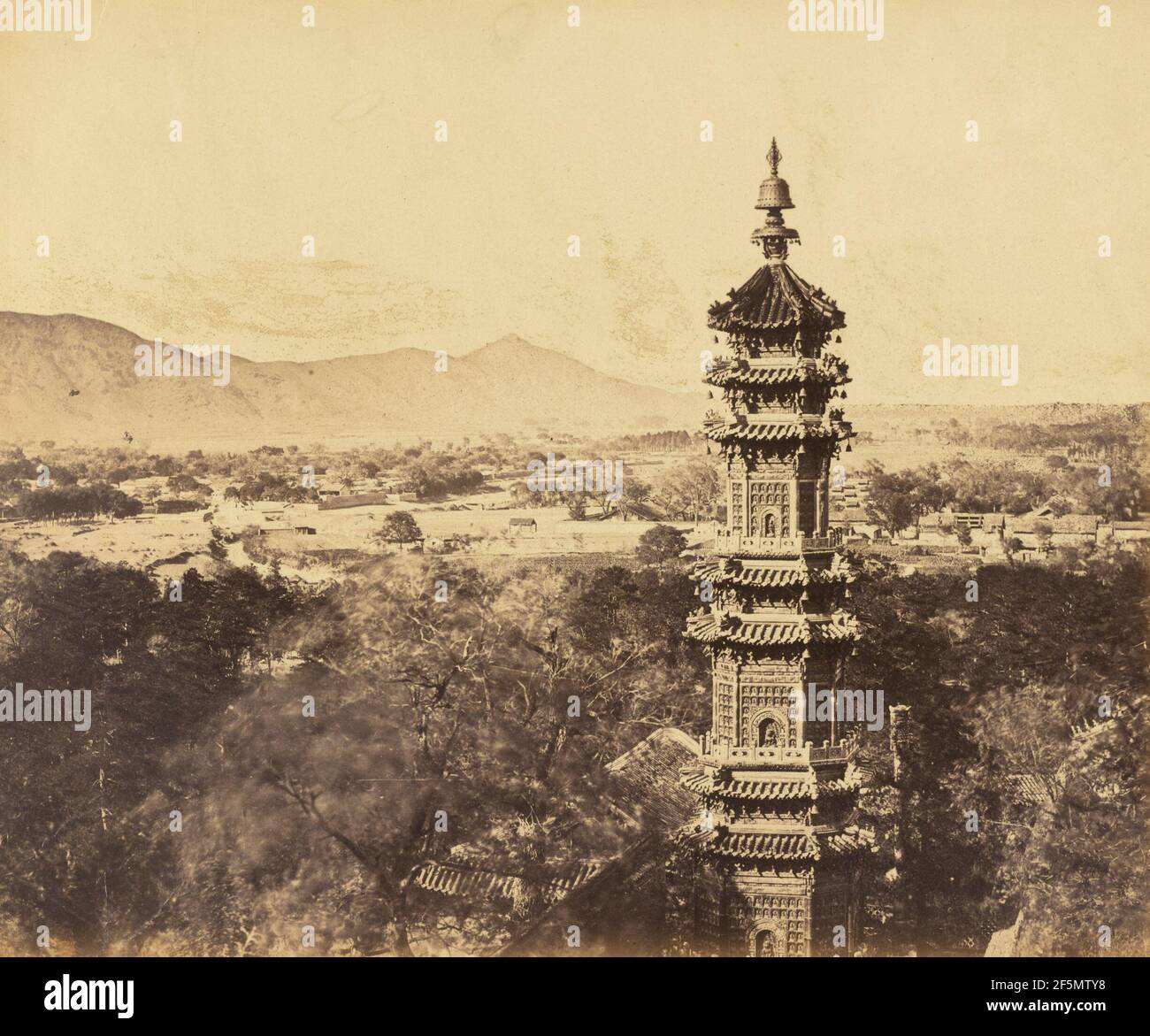 Vue sur le Palais d'été. Pagode yuan Ming Yuan. Avant le brûlage, Pekin, 18 octobre 1860. Felice Beato (anglais, né en Italie, 1832 - 1909) Banque D'Images