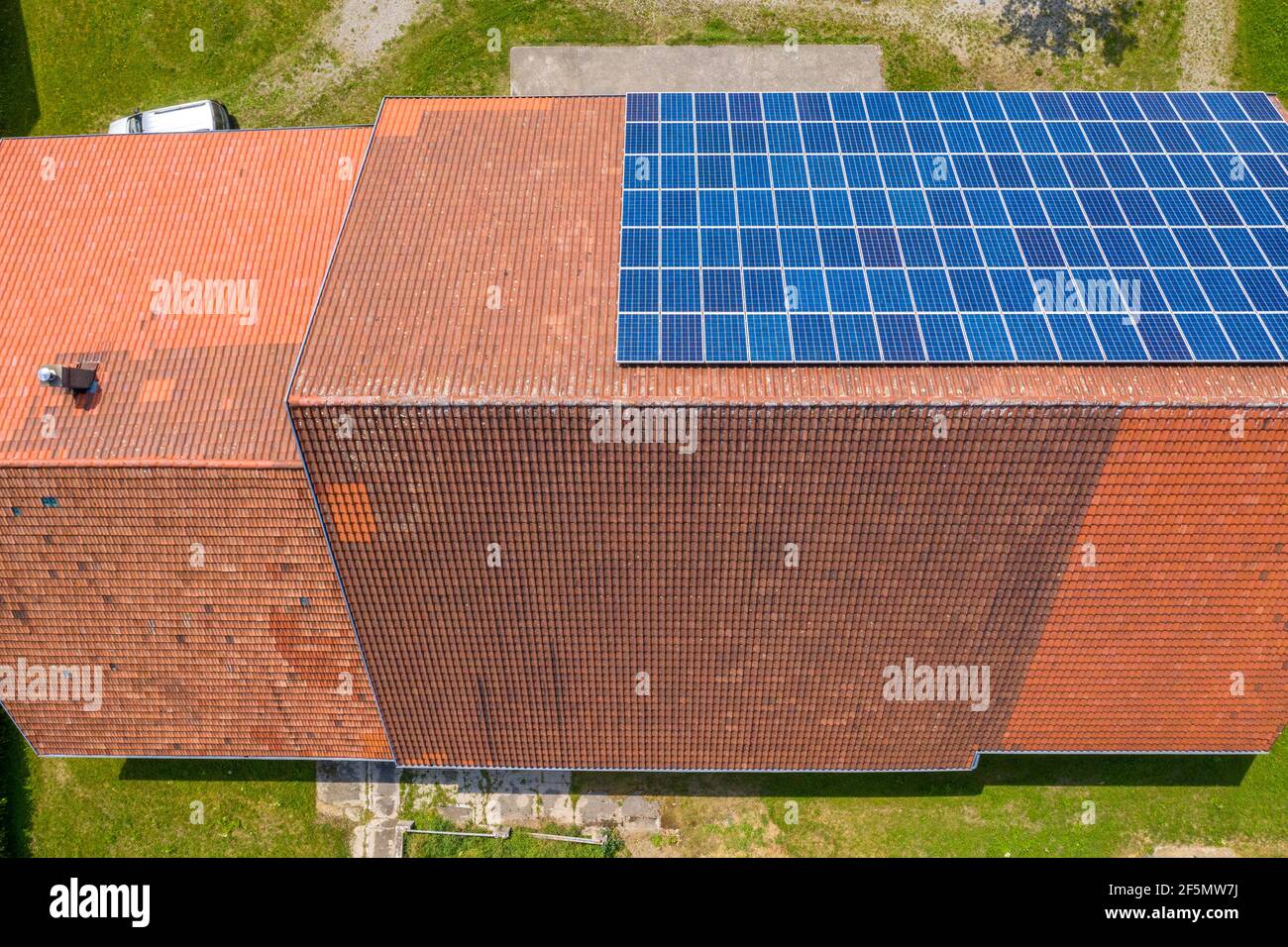 panneaux solaires sur le toit d'une maison. Vue aérienne du drone Banque D'Images
