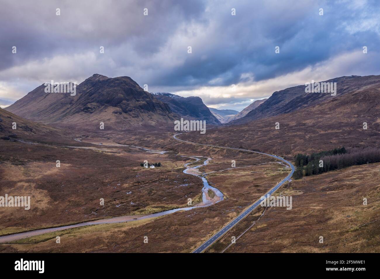 Drone volant image spectaculaire de paysage de montagnes rivières et vallées À Glencoe, dans les Highlands écossais, par une journée d'hiver Banque D'Images