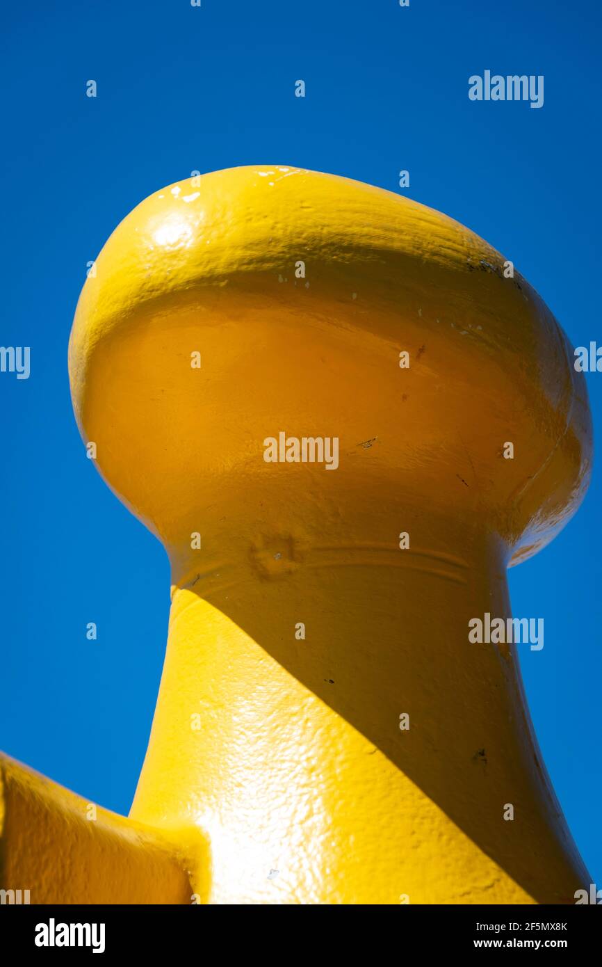 Bollard jaune, port de Wellington, Île du Nord, Nouvelle-Zélande Banque D'Images