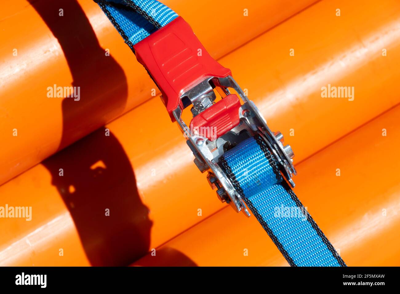 Tuyaux orange avec bracelet bleu et bracelet rouge, Wellington, Île du Nord, Nouvelle-Zélande Banque D'Images