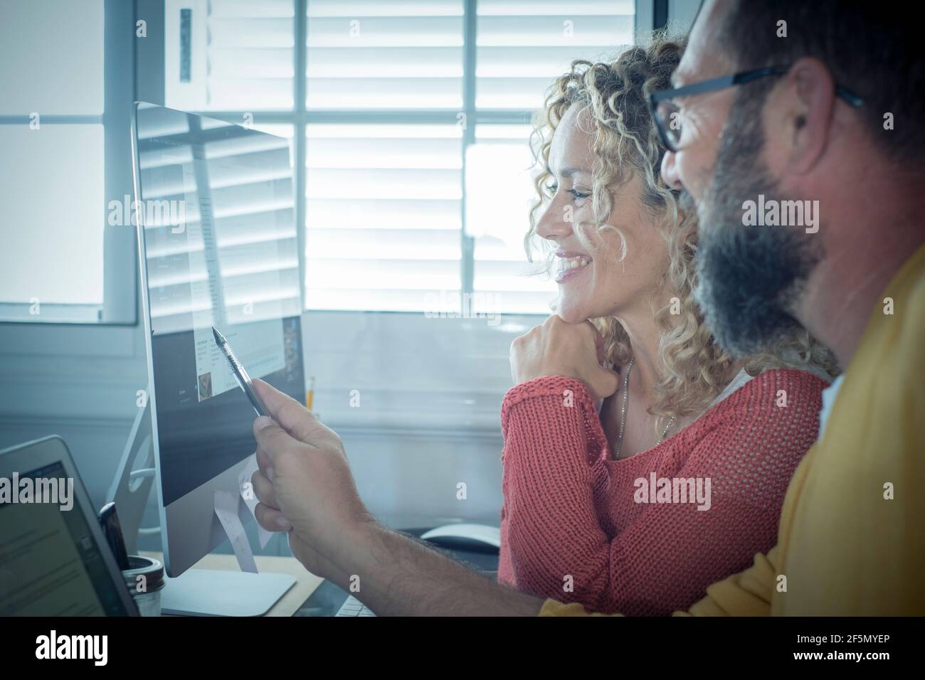 Personnes au travail à la maison avec connexion Internet et ordinateur ordinateur portable en couple - homme et femme travaillant ensemble - moderne homme et femme travail en ligne actif Banque D'Images