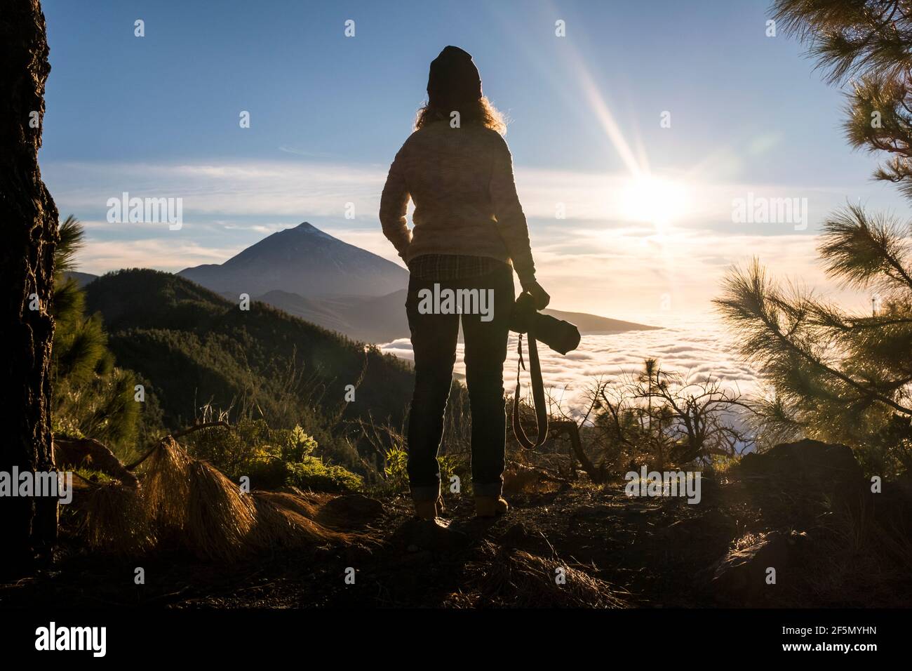 Femme debout dans la vallée du parc en plein air loisir explorant le style de vie actif - liberté de voyage et les personnes alternative tourisme vacances à la montagne - fe Banque D'Images