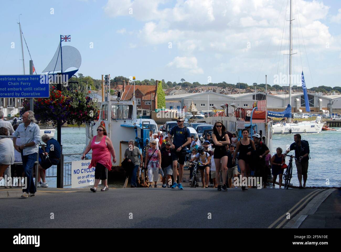 Les passagers débarquent de la chaîne de ferry qui traverse la Médina entre l'est et l'ouest de Cowes, île de Wight, Angleterre Banque D'Images