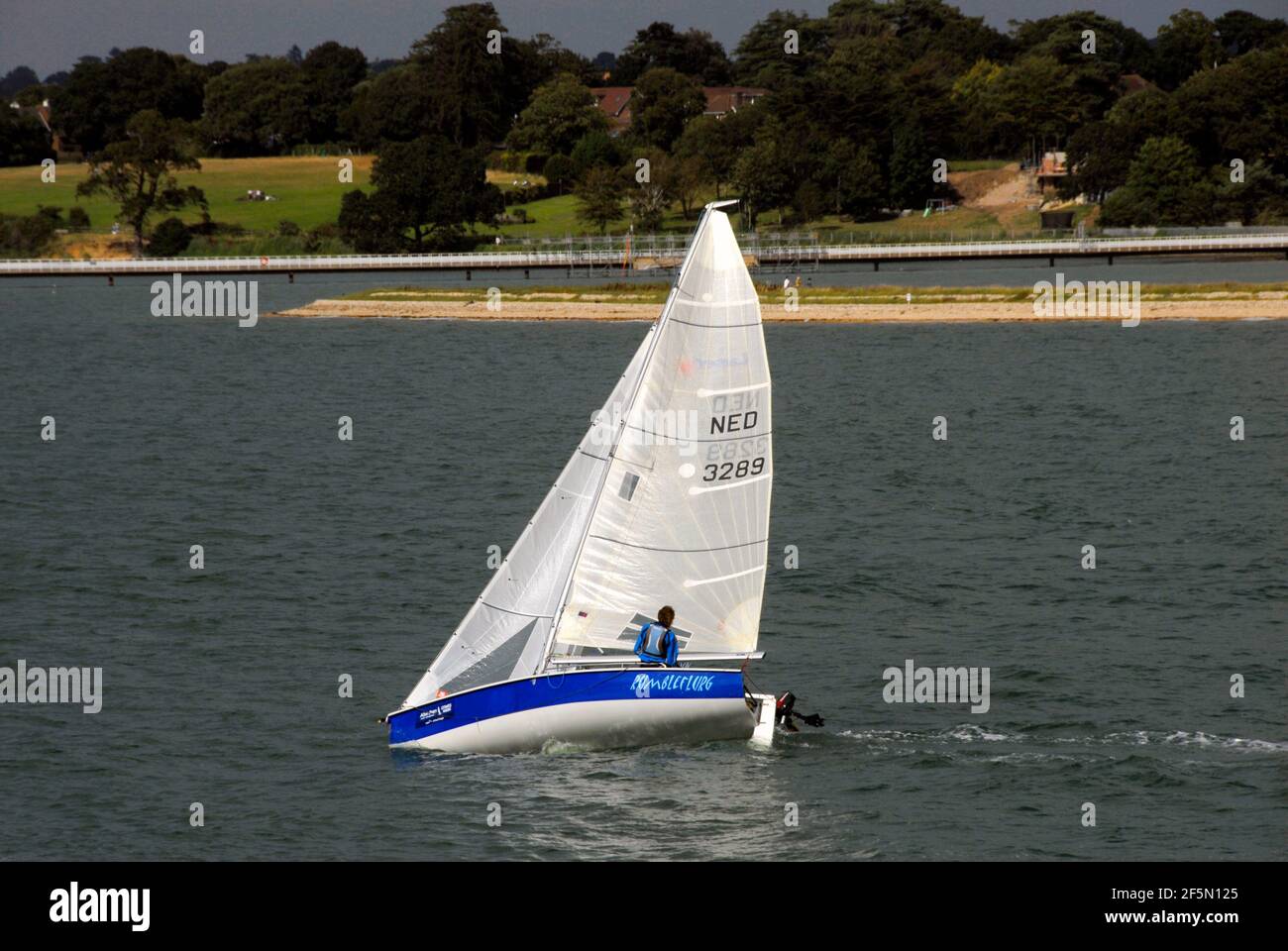 Petit yacht naviguant sur l'eau de Southampton, Hampshire, Angleterre, se hangant dans un vent fort Banque D'Images